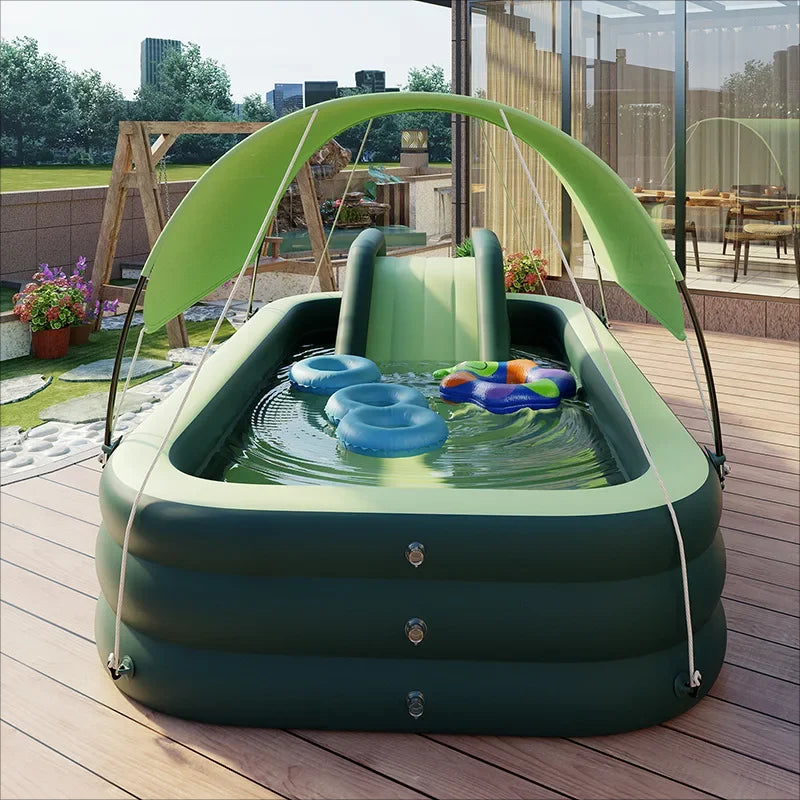 Une piscine gonflable portable avec une patinoire pour les enfants